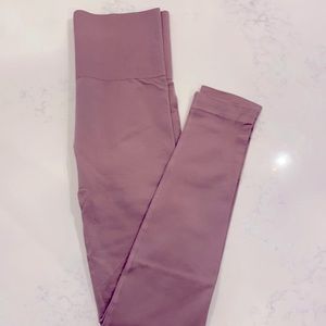 Never worn, mauve workout leggings